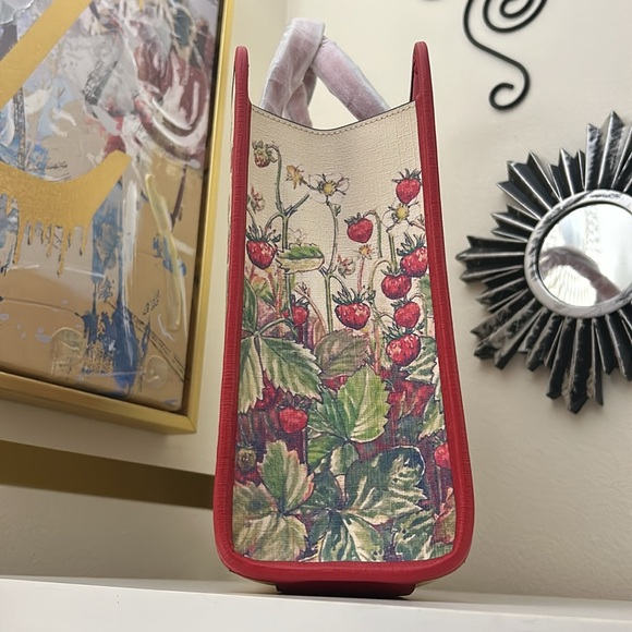 GUCCI🍓 NWOT Limited Edition Tote - Picture 3 of 14